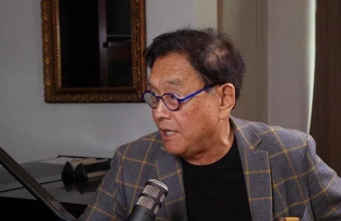 R. Kiyosaki nennt den Bitcoin-ETF das Gold der Banker. Seine Philosophie, in alternative Vermögenswerte zu investieren, steht im Einklang mit seiner langjährigen Skepsis gegenüber dem zentralisierten System. Diesmal nahm der Finanzpädagoge den US-Dollar, die Federal Reserve und das Bankwesen insgesamt ins Visier. Bitcoin