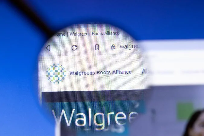 Das 10-Milliarden-Dollar-Angebot von Sycamore könnte die Zukunft von Walgreens (WBA) verändern - Tokenist Walgreens Boots Alliance Inc (NYSE: WBA) steht an der Schwelle zu einer bedeutenden Transformation, da das Unternehmen kurz vor einem Deal mit Sycamore Partners steht, um an die Börse zu gehen. Digitale vermögenswerte