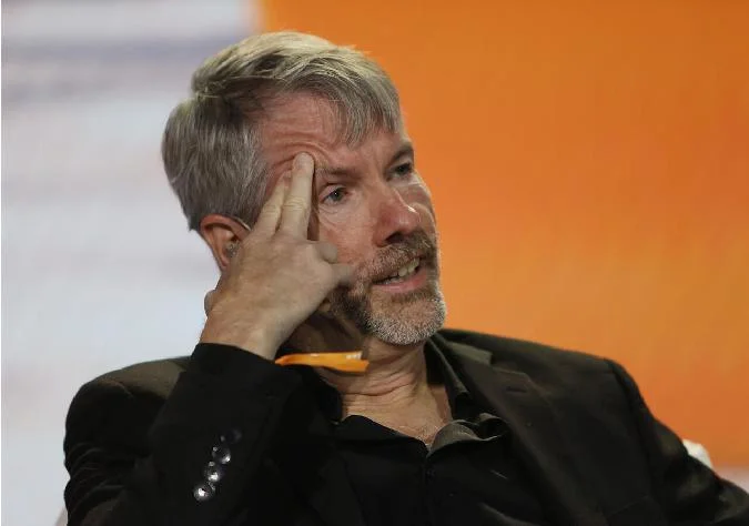 Michael Saylor schlägt vor, dass die US-Regierung in den nächsten zehn Jahren 25 % des Bitcoins erwirbt. Michael Saylor, Gründer von Strategy, hat einen ehrgeizigen Plan skizziert, wonach die US-Regierung in den nächsten zehn Jahren bis zu 25 % aller Bitcoins erwerben soll. Bitcoin