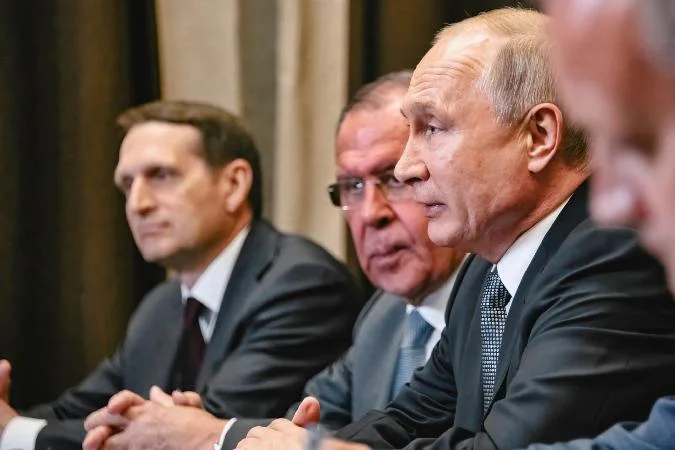 Menyusul pemberlakuan sanksi Barat, Rusia telah menciptakan kerangka hukum yang memungkinkan perusahaan menggunakan mata uang kripto untuk pembayaran internasional. Bitcoin