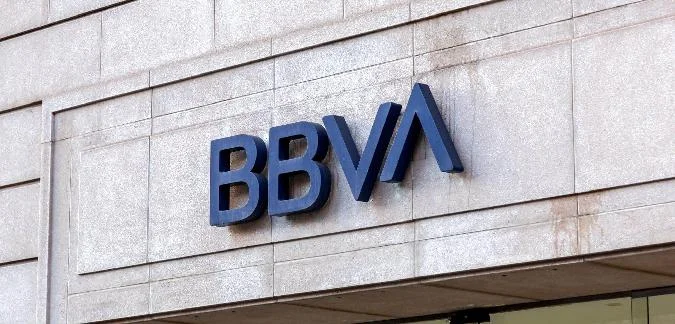 Für die Einführung des Dienstes in Spanien war die Genehmigung der spanischen Wertpapieraufsichtsbehörde erforderlich. Nun können Kunden über die BBVA-App direkt in Bitcoin und Ether investieren und diese sicher auf ihren Konten lagern. Der Service richtet sich sowohl an erfahrene Krypto-Investoren als auch an Neulinge, die in den Kryptowährungsmarkt einsteigen wollen. Bitcoin