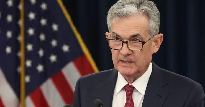 Die US-Notenbank (Fed) hat heute die Zinssätze unverändert gelassen und die Spanne für den Leitzins (Federal Funds Rate) zum zweiten Mal in Folge bei 4,25 Prozent bis 4,50 Prozent belassen, und das inmitten wachsender Rezessionsängste, die durch die Wirtschaftspolitik der Trump-Regierung geschürt werden. . Bitcoin