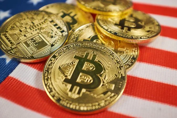 6 марта 2025 года президент Трамп утвердил указ о создании Биткоин-резерва. На текущий момент резерв состоит из биткоинов, изъятых в рамках юридических процедур. Сейчас его стоимость составляет 21 миллиард долларов США. Задача - сделать США лидером в области цифровых активов. . Makerdao