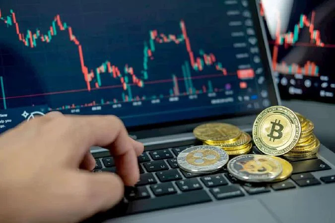 Selon un nouveau rapport de The Kobeissi Letter, la vente massive, qui a vu des cryptocurrencies individuelles perdre jusquà 95 % de leur valeur en moins dune journée, na pas été causée par laffaiblissement des fondamentaux, mais par un effet de levier extrême et des chocs macroéconomiques inattendus. . Bitcoin