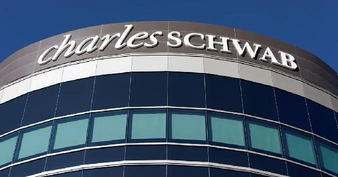 Charles Schwab se prépare à entrer dans le monde des crypto-monnaies. Lors de lévénement Reuters Next à New York, le PDG Rick Wurster a annoncé quil prévoyait de lancer des opérations au comptant sur le bitcoin et léther au cours du premier semestre 2026, reconnaissant que lintérêt des clients a atteint un niveau qui ne peut être ignoré. . Bitcoin