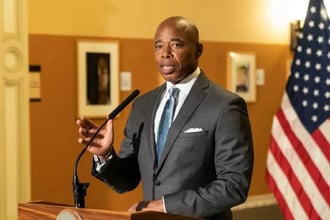 Pour être tout à fait franc : Eric Adams na pas disposé de largent des investisseurs. Eric Adams na bénéficié en aucune façon du lancement de NYC Token. Aucun fonds na été retiré de NYC Token.  . Token