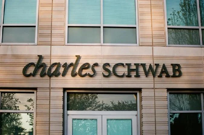Ce quil faut savoir : selon la dernière analyse de Schwab, près de 80 % de la capitalisation du marché des crypto-monnaies, estimée à 3 200 milliards de dollars, se trouve dans les blockchains sous-jacentes, telles que le Bitcoin et lEthereum. . Bitcoin