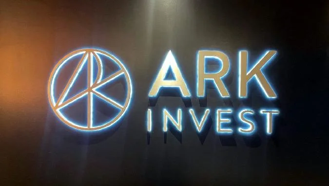 La première offre, lARK CoinDesk 20 ETF, est conçue pour suivre de près lindice global CoinDesk 20, qui affiche la performance des vingt actifs numériques les plus importants par leur capitalisation. Il comprend le bitcoin ainsi que les principales plateformes de contrats intelligents et les jetons de grande valeur. Bitcoin