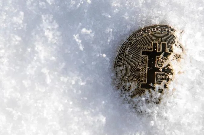 Edwards afirmou que viu muitos colapsos do mercado de criptografia, incluindo uma queda diária de 50% , uma época em que o bitcoin valia $ 3000, tempo de inatividade da plataforma, hacks e o colapso do FTX. . Bitcoin