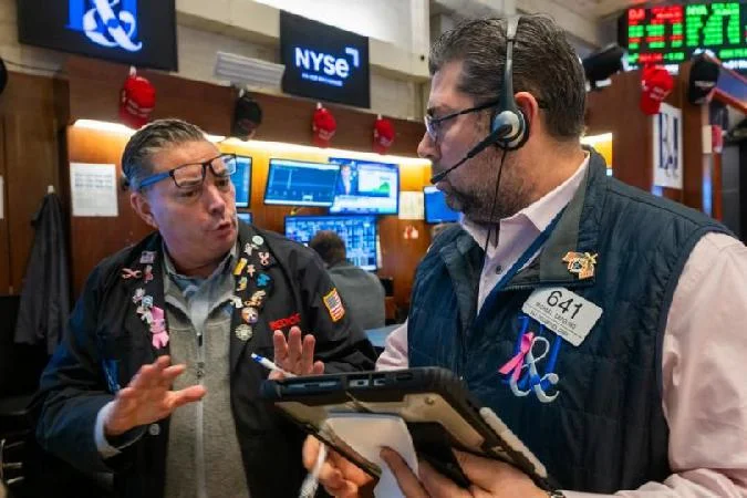 Биткойн взлетел до $69 000 благодаря резкому шорт-сквизу, который потряс альткоины вроде ETH, SOL, DOGE и ADA, а также криптосвязанные бумаги, такие как Circle, Coinbase, Strategy и BitMine, после продолжительного периода давления продаж. . Coinbase