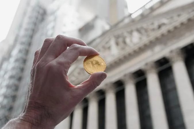 Bitcoin (BTC) ist in den letzten zwei Wochen deutlich gefallen, von 72.000 $ auf 65.000 $, was einem Rückgang von etwa 10 % entspricht. Diese Situation hat das Vertrauen der Wall Street in die Kryptowährung beeinträchtigt und zu einem anhaltenden Verkaufsdruck auf Bitcoin-ETFs geführt. Laut CoinGlass wurden in den letzten vier Tagen allein von 10 ETF-Fonds 10.630 BTC im Wert von mehr als 700 Millionen Dollar verkauft. Das bemerkenswerteste Ergebnis betraf den FBTC von Fidelity, der die Wall Street mit mehr als 50 % der täglichen Verkäufe und der Ausgabe von 5.390 BTC dominierte. Insgesamt beläuft sich das Bitcoin-Volumen an der Wall Street auf 58,58 Mrd. $ bei einem verwalteten Vermögen von 52,64 Mrd. $ und einem täglichen Volumen von 1,87 Mrd. $. Sollte der Bitcoin-Kurs dennoch nicht wieder die Marke von 66.000 $ erreichen, könnte er weiter in Richtung einer viermonatigen Handelsspanne und der psychologischen Unterstützung bei 60.000 $ fallen, was für die Anleger neue Verluste bedeuten würde. Bitcoin