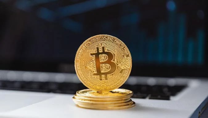 Además de sus mordaces comentarios sobre Cardano, Hayes dio su opinión sobre el mercado de altcoin en general, advirtiendo a los inversores de que no se dejen llevar por proyectos que tienen más bombo que sustancia. Bitcoin