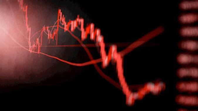 Yaklaşık 300.000 kripto para yatırımcısı, önemli bir piyasa çöküşünün ardından son 24 saat içinde tahmini 1 milyar dolar kaybetti. Kripto para birimleri 12 Nisanda önemli kayıplar yaşadı ve altcoinler, bitcoinden (BTC) daha alışılmadık bir şekilde kripto para birimi likidasyonlarına hakim oldu. Kripto para