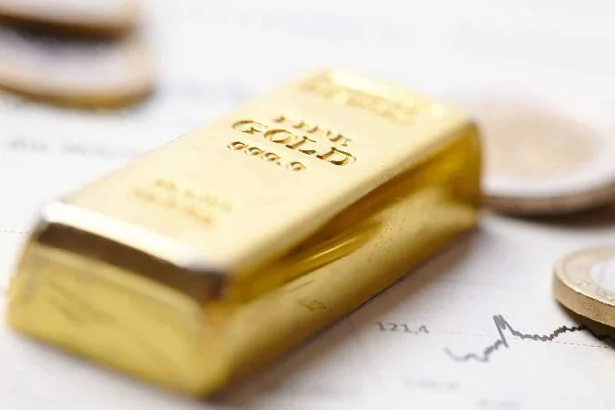Por ejemplo, los jóvenes inversores chinos han empezado a comprar granos de oro físico para hacer más accesible el metal precioso. Esto se debe a que estas fichas de oro tienen un bajo coste inicial. También son más fáciles de almacenar y trasladar que los activos físicos de primera clase, como los lingotes de oro normales. Tether
