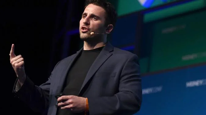 In einem kürzlich geführten Interview erläuterte Pompliano den Ansatz von MicroStrategy, zukünftige Aktien mit einem Aufschlag von 55 % zu verkaufen, um Bitcoin-Käufe zu finanzieren.Durch die Ausgabe von Aktien zu einem Preis, der über dem aktuellen Wert liegt, beschafft sich das Unternehmen erhebliches Kapital für den Kauf von Bitcoin und macht die Strategie finanziell attraktiv. Bitcoin