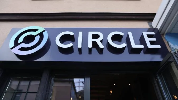 Circle führt Paymaster ein, um Gas in USDC zu bezahlen - CoinJournal Circle hat ein neues On-Chain-Dienstprogramm eingeführt, das es Nutzern ermöglicht, Gas mit USDC in Arbitrum und Base zu bezahlen. Usdc