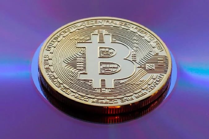 Bitcoin hat es nicht geschafft, Gold zu übertreffen, trotz der Anerkennung durch institutionelle Investoren und der viel beachteten Einführung eines Bitcoin-ETF im Jahr 2024. Bitcoin