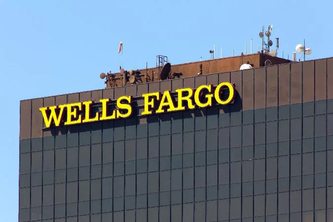 Wells Fargo 2025in ilk çeyreği için seyreltilmiş hisse başına 1,39 dolara denk gelen 4,9 milyar dolarlık net gelir bildirdi. Bu, bir yıl önceki 4,6 milyar dolarlık veya hisse başına 1,20 dolarlık sonuçtan somut bir ilerleme. Bu çeyrekteki toplam gelir 20.15 milyar dolar ile geçen yılın aynı dönemindeki 20.86 milyar doların biraz gerisinde kaldı. . Alt