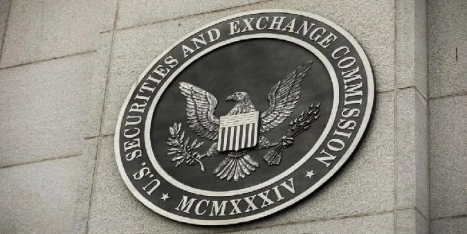 Американская Комиссия по ценным бумагам и биржам (SEC) в понедельник перенесла вердикт по предложенной правке, которая разрешит биржевым фондам Grayscale, работающим со спотовыми ETH, участвовать в стейкинге Ethereum. . Ethereum