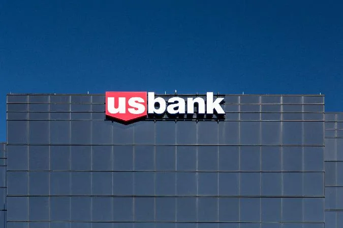 U.S. Bancorp продемонстрировала впечатляющие результаты за первый квартал 2025 года: чистая прибыль составила $1,709 млн, рост на 29,6% в годовом исчислении. Разводненная прибыль на акцию достигла $1,03, превзойдя прогнозы рынка ($0,9821). . Exodus