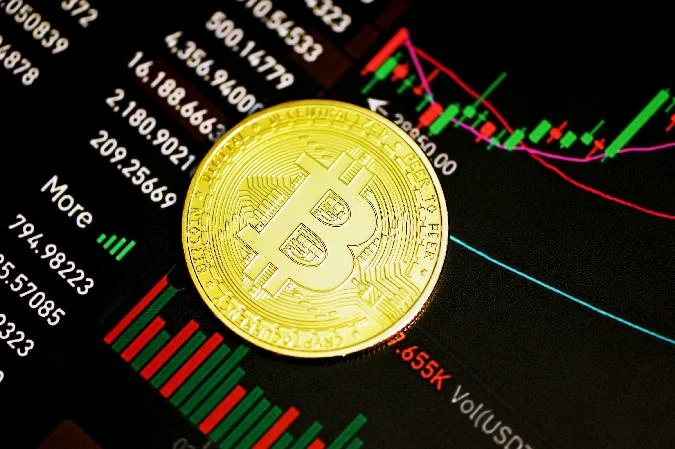 Данные CryptoQuant показывают, что увеличение цены Bitcoin совпало с впечатляющим ростом открытого интереса на $3,1 млрд за одни сутки. Этот внезапный всплеск намекает на то, что значительное количество трейдеров открывает крупные позиции, ожидая дальнейшего роста биткоина. Открытый интерес  это общая стоимость неисполненных фьючерсных контрактов. . Btc