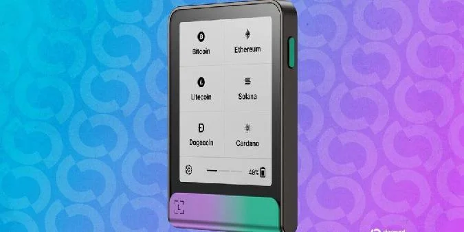 Новый Ledger Flex Solana Edition сохраняет те же технические параметры, что и базовая версия, но представлен в эксклюзивной сине-зеленой цветовой гамме. . Ledger