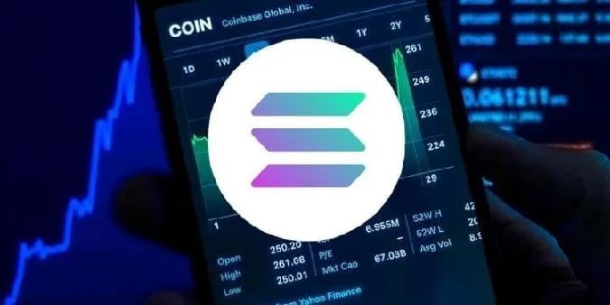 ETF REXOsprey Solana Staking дебютировал с $12 млн притока и $33 млн объема торгов, став первым американским ETF, предлагающим одновременно спот Solana и вознаграждение за стейкинг. . Solana