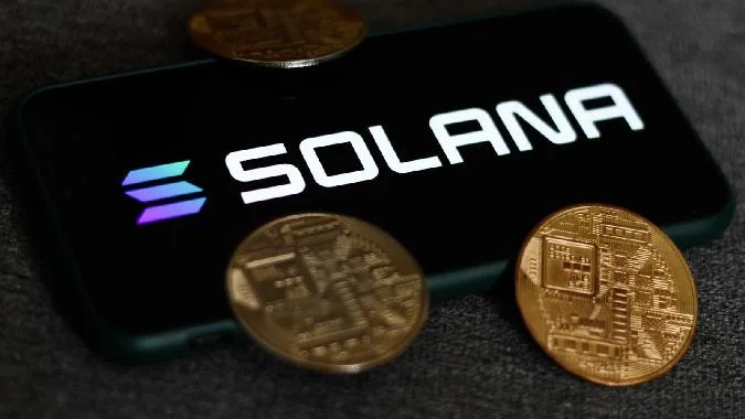 Solana est à nouveau sous les feux des projecteurs des investisseurs institutionnels, selon Matt Hougan, directeur des investissements pour les actifs cryptographiques chez Bitwise. . Solana