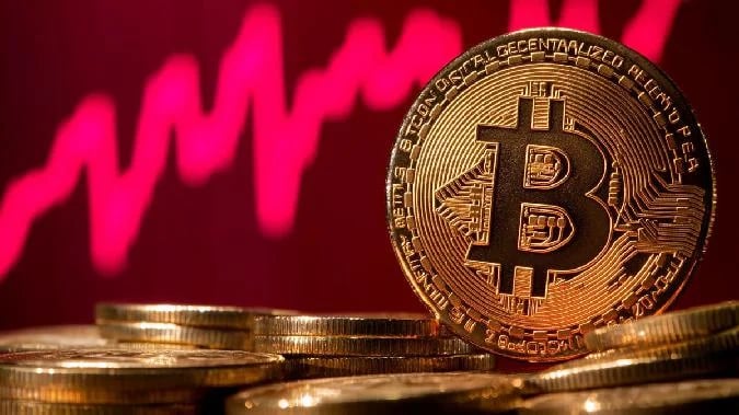 Le principal catalyseur de la chute du bitcoin a été la révision soudaine des prévisions de taux dintérêt aux États-Unis. Il y a un mois, les acteurs du marché estimaient à 95 % les chances que la Fed assouplisse ses taux en décembre. Aujourdhui, selon CME FedWatch, cette probabilité est tombée à 47-52 % . . Bitcoin