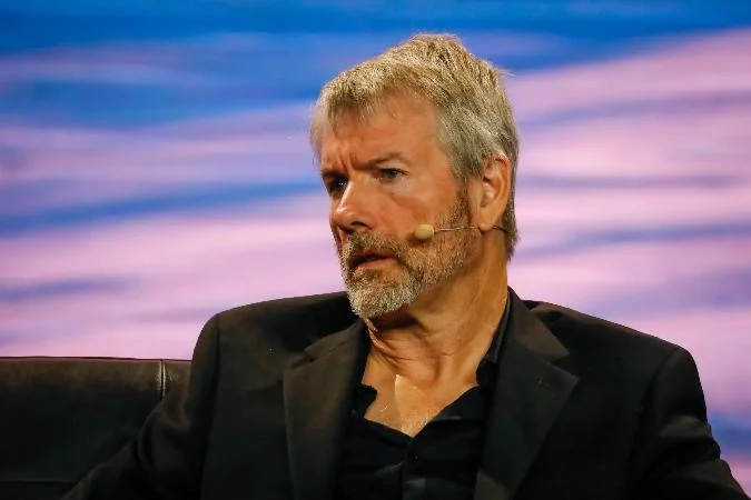Michael Saylor a une fois de plus renforcé son engagement envers le bitcoin. Malgré la chute dans la zone des 94 000 dollars, il a ajouté 8 178 BTC à ses avoirs, dépensant ainsi environ 835,6 millions de dollars, ce qui équivaut à une valeur moyenne denviron 102 171 dollars par pièce. Bitcoin