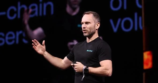 26 ноября рейтинговое агентство S&P Global Ratings снизило оценку Tether (USDT) до 5 (слабый), что является самой низкой отметкой по пятиуровневой шкале риска для стейблкоинов, установленной в 2023 году. Tether