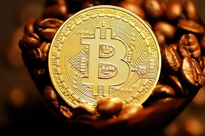 Il Bitcoin si comporta come se la ripresa economica globale stesse crollando, anche se i dati mostrano che la ripresa potrebbe continuare fino al 2026. . Bitcoin