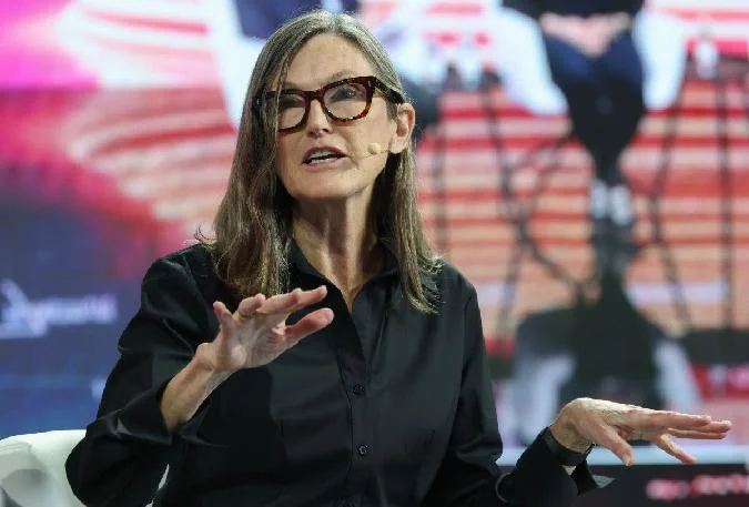 Le fonds ARK Invest de Katie Wood a repris plus de 11 millions de dollars en titres Robinhood (NASDAQ : HOOD) après leffondrement notable de la plateforme déchange. . Robinhood