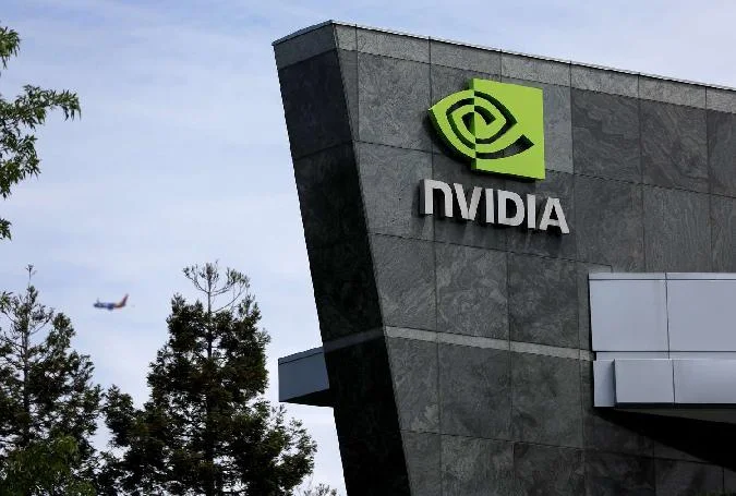 O preço das ações da Nvidia (NVDA) em 5 de janeiro de 2026 terminou de ser negociado um pouco mais baixo, em torno da marca de $ 188,11, depois que a empresa apresentou sua nova plataforma Rubin AI na CES 2026. A reação moderada do mercado de ações sugere que o anúncio era amplamente esperado, pois os especialistas já haviam antecipado a revelação da plataforma. . Uma