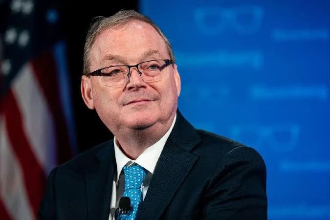Voici ce quil en est : Le président Donald Trump a ajouté vendredi une nouvelle incertitude à la recherche du futur chef de la Réserve fédérale en exprimant ouvertement sa réticence à nommer Kevin Hassett, ce qui a immédiatement ajusté les prévisions des marchés et renforcé les spéculations selon lesquelles lancien responsable de la Fed, Kevin Warsh, est désormais le principal favori. . Ont