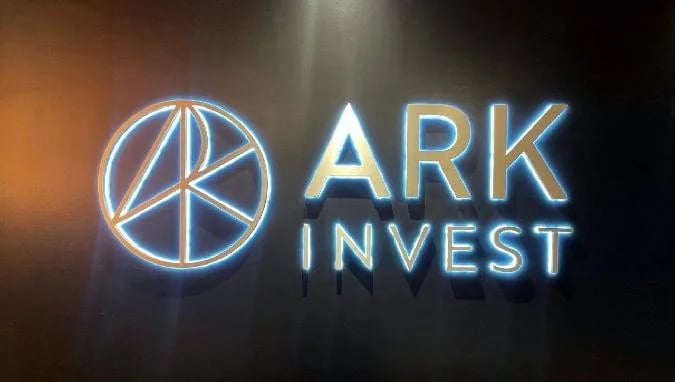 Первое предложение, ETF ARK CoinDesk 20, создано для точного следования общему индексу CoinDesk 20, который отображает результаты двадцати ведущих цифровых средств по их капитализации. В него включены как Биткоин, так и ключевые платформы смарт-контрактов и токены с высокой стоимостью. . Ark