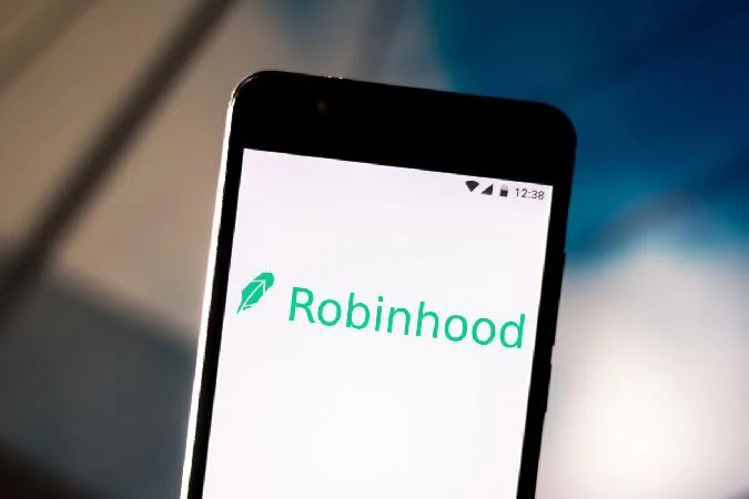 Robinhood официально открыла общедоступное тестирование Robinhood Chain и объявила о важном сотрудничестве с Chainlink, которая станет оракульным решением для блокчейна. Ключевые моменты:. Robinhood
