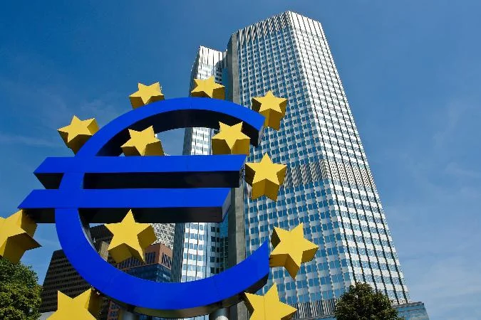 Des considérations géopolitiques sous-tendent le concept de leuro numérique. Plus des trois quarts des transactions par carte en Europe passent par des systèmes de paiement internationaux tels que Visa et Mastercard. Treize pays de la zone euro sont totalement dépendants de ces réseaux mondiaux car ils ne disposent pas de leur propre système de cartes. . Ont