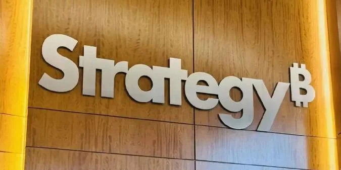 Cest cet aspect qui déroute les observateurs appliquant les principes traditionnels de gestion de portefeuille aux actions de Saylor. Un gestionnaire de fonds typique avec une perte non enregistrée de 2 milliards de dollars devrait réduire le risque, et non laugmenter. Sailor fait le contraire, et sa logique nest pas déraisonnable, bien quelle soit très audacieuse. Bitcoin