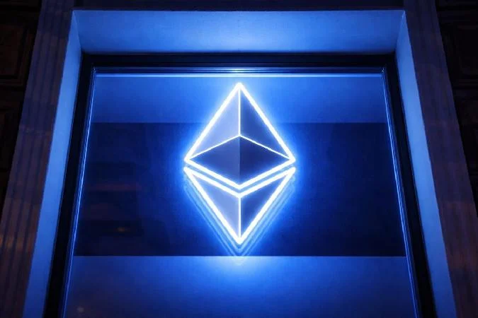 MVRV, ou capitalização de mercado para relação de valor realizado, demonstra a relação entre o preço de mercado atual da Ethereum e o preço médio pelo qual os tokens ETH foram movidos pela última vez no blockchain. Um valor superior a 1,0 indica que o detentor médio está a obter lucros. Se o valor for inferior a 1,0, o detentor médio está a fazer uma perda. . Eth