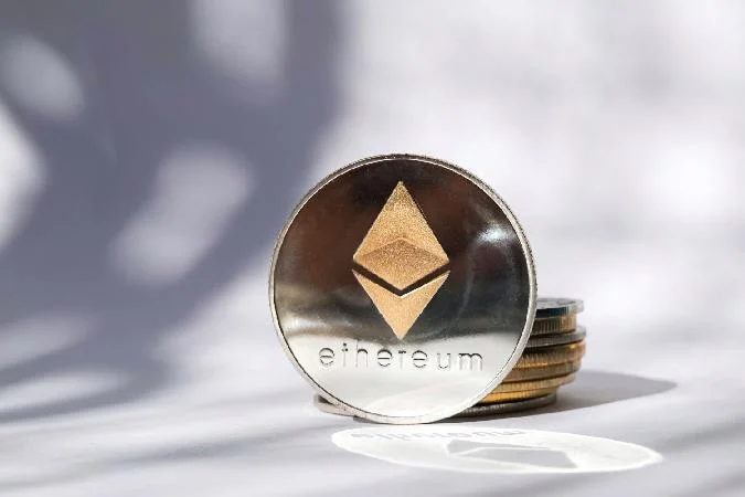 A empresa de Tom Lee, BitMine Immersion Technologies, adquiriu 5.000 Ethereum (ETH) diretamente da Fundação Ethereum numa transação OTC fechada, marcando a segunda realização de ETH a partir das reservas da fundação da organização de capital aberto. . Ethereum