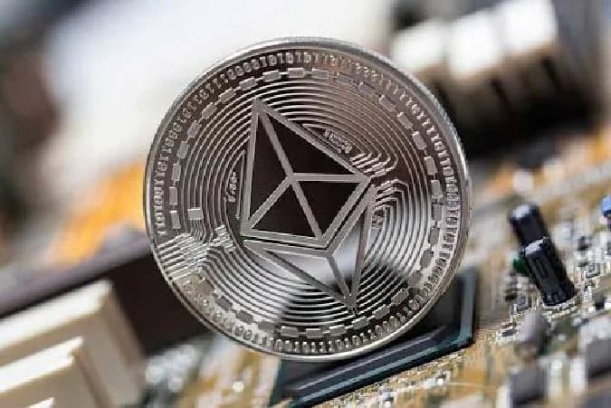 Ethereum (ETH) вызывает повышенный интерес у китов; крупные держатели активно пополняют запасы, стремясь преодолеть длительное сопротивление. . Ethereum