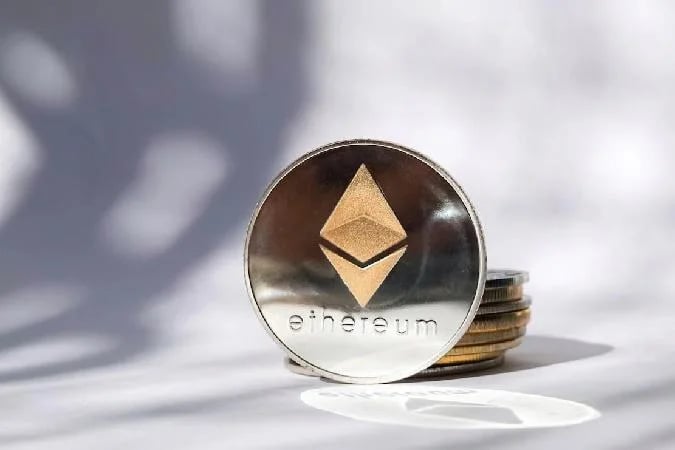 Bir yapay zeka sistemi, Ethereumun (ETH) değerinin, kripto para birimi son düşüşünden kurtulmaya çalışırken 1 Haziran 2026da yaklaşık 2.140 $a ulaşabileceğini öngördü. . Ethereum