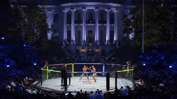 Kryptowährungen standen im Mittelpunkt des UFC-Turniers Freedom 250, bei dem die Athleten für ihre Vorführungen Prämien erhielten, die in digitalen Vermögenswerten ausgezahlt wurden. Die Veranstaltung, die am 14. Juni auf dem South Lawn des Weißen Hauses in Washington stattfand, war eine der bedeutendsten kommerziellen Präsentationen zweier Kryptowährungsgiganten. . Cro