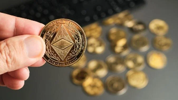 Ethereum (CRYPTO: ETH) опередил биткоин (CRYPTO: BTC) по темпам роста, показав подъем более чем на 19% против 5-процентного увеличения биткоина, при этом в основе ценового движения обнаруживаются три бычьих индикатора. . Eth