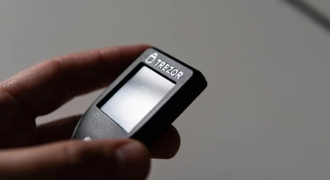Trezor kullanıcıları, donanım cüzdan üreticisinin kullandığı harici e-posta sağlayıcısının kötü niyetli kişiler tarafından ele geçirilmesinin ardından son derece gerçekçi bir kimlik avı saldırısının hedefi oldu. . Trezor